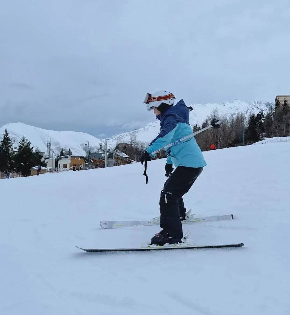 小胡桃的妈妈在学习滑雪 受访者供图