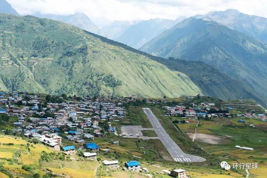 尼泊尔西米科特机场（Simikot Airport）位于山顶