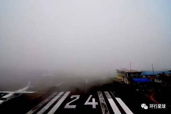 卢卡拉机场跑道，被浓雾覆盖的跑道尽头是万丈悬崖