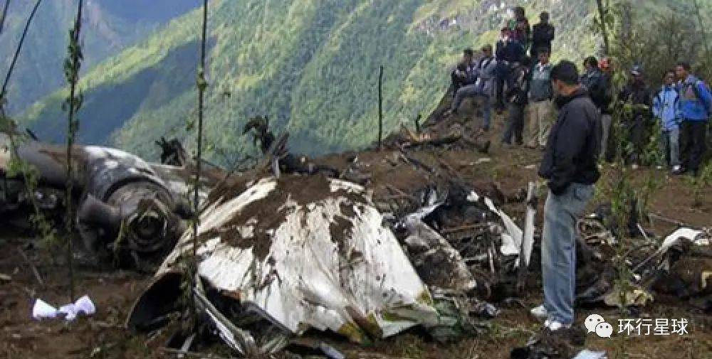 2008年10月8日，一架雪人航空公司的飞机在卢卡拉机场坠毁