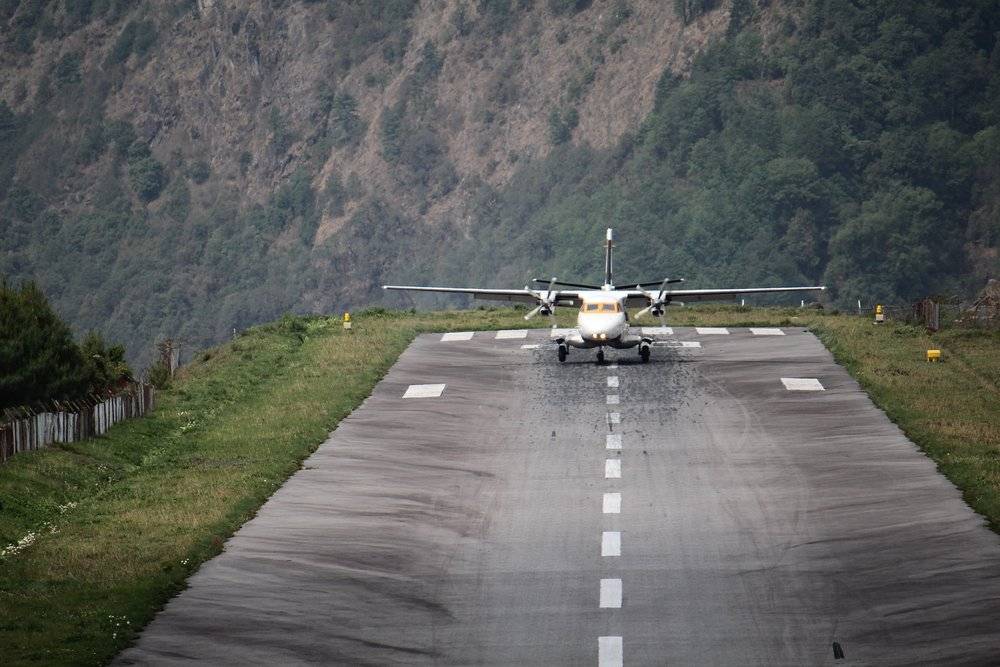 一架飞机在卢卡拉机场跑道起飞