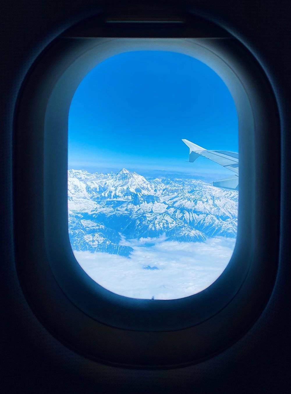 飞往卢卡拉的航班越过喜马拉雅山脉