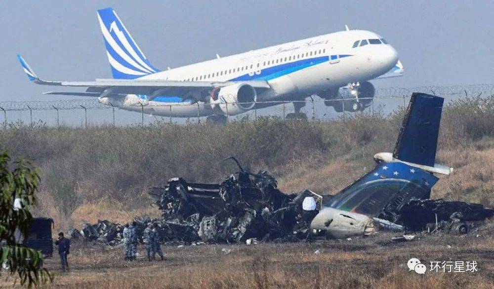 2018年3月13日，一架飞机在尼泊尔首都加德满都国际机场起飞，旁边是3月12日由于“指挥失误、机长情绪不稳定”等原因坠毁的孟加拉航空公司飞机残骸