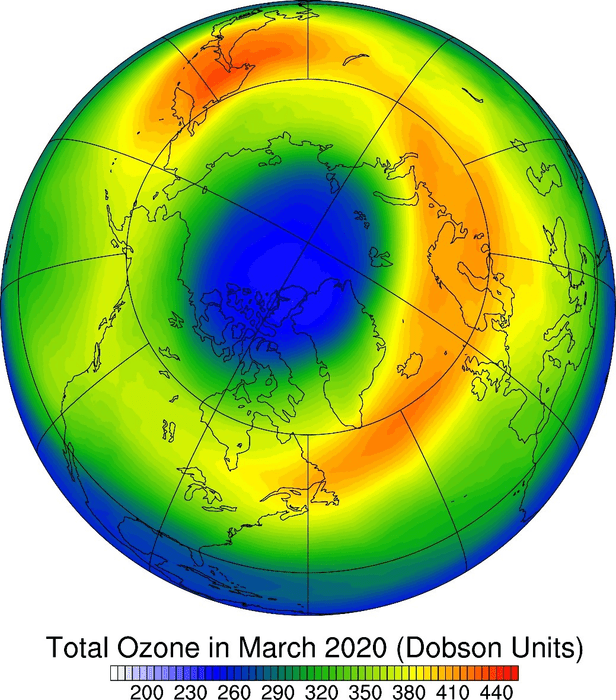 2020年3月，北极上方突然出现的臭氧层空洞（蓝色区域）。北京大学胡永云教授团队认为，它的形成可能和2020年1月到3月间北太平洋海水异常温暖有关。| Yan Xia， DOI: 10.1007/s00376-021-0359-9<br label=图片备注 class=text-img-note>