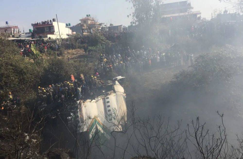 1月15日在尼泊尔博克拉地区拍摄的客机坠毁现场。图片来源：新华社发（尼通社供图）<br>