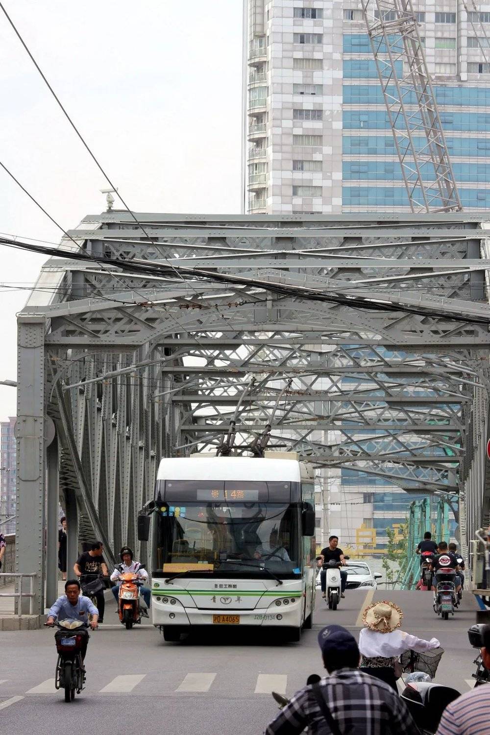 △ 资历最老的14路无轨电车，是上海第一，也是亚洲第一。/良豪（摄于2019年6月，浙江路桥）<br>