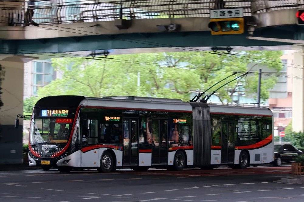 △ 71路中运量无轨电车，是贯穿上海东西向的“公交主干走廊”。/良豪（摄于2019年6月，延安中路）<br>