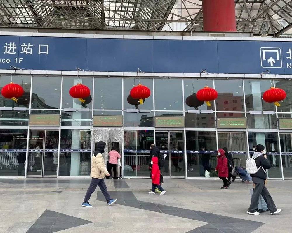 北京西站外  图源：时代周报记者摄