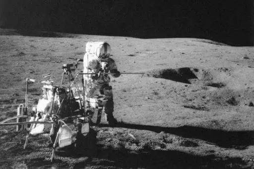1971年2月13日，阿波罗14号宇航员Alna B. Shepard Jr.在月球的一个撞击坑附近进行了一项实验。（图片来源：NASA via AP）