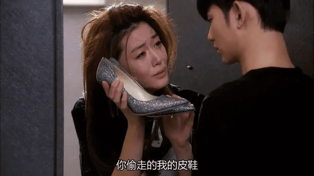“现象级”韩剧《来自星星的你》中，女主千颂伊爱若至宝的Jimmy Choo高跟鞋。
