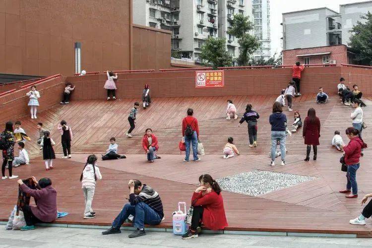 2021年3月18日，重庆。孩童在路边的广场玩耍。| 图源高菲<br>