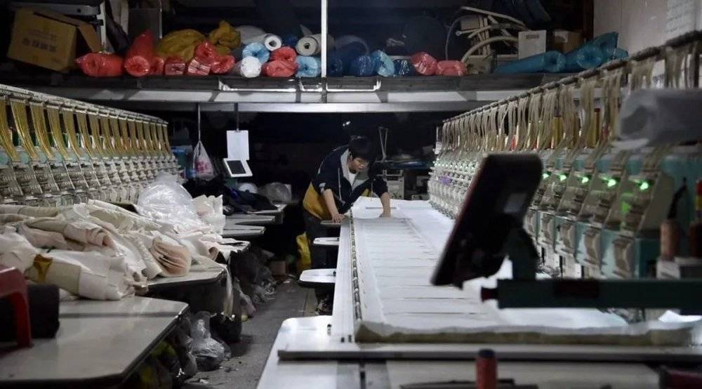 康乐村的小作坊内，工人们正在操作纺织机器 时代周报 邓颖恒/摄