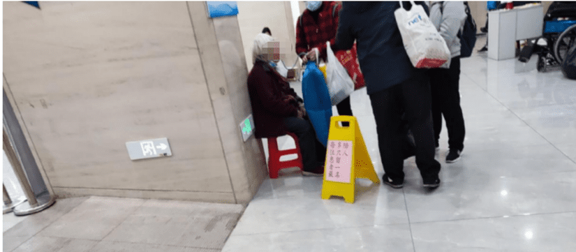 在急诊室前由家人搀扶吸氧的老人（图源：刘莉）