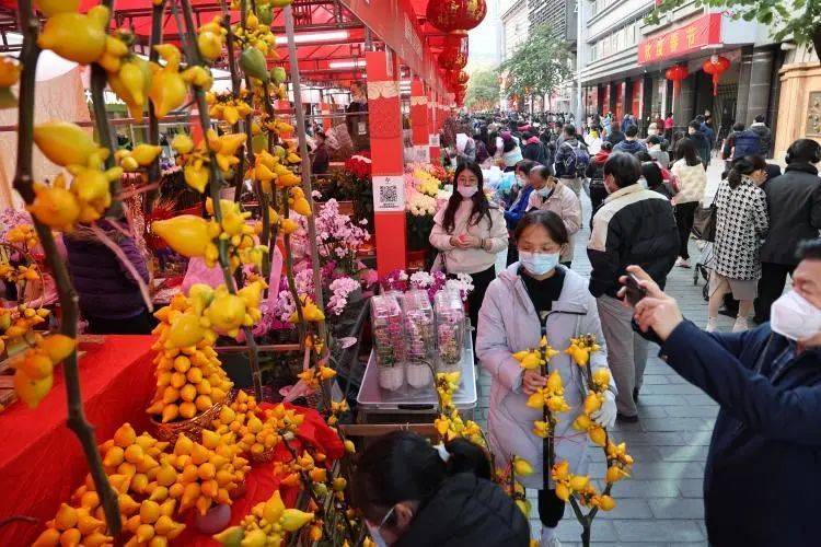 西湖路花市上，一个黄金果摊位。/林泽君 摄