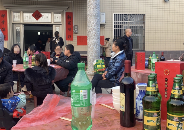 杨溪湖村的宴席，人们齐聚一堂，时代财经王莹岭摄