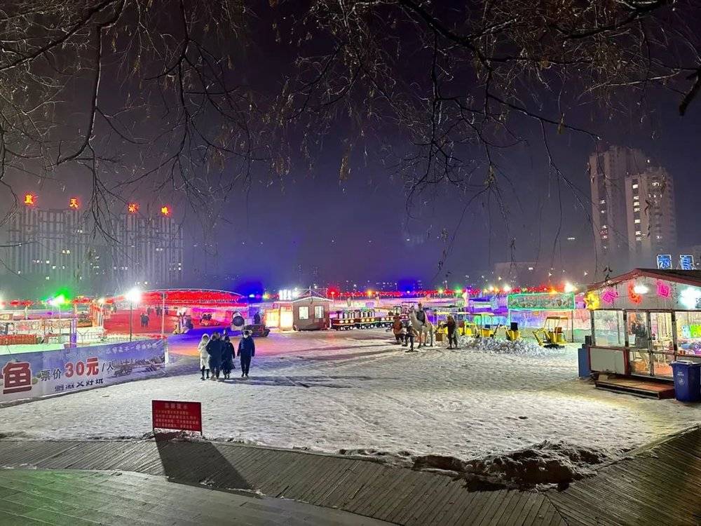 建在鹤岗天水湖冰面上的冰雪游乐园。 时代周报记者 刘沐轩摄