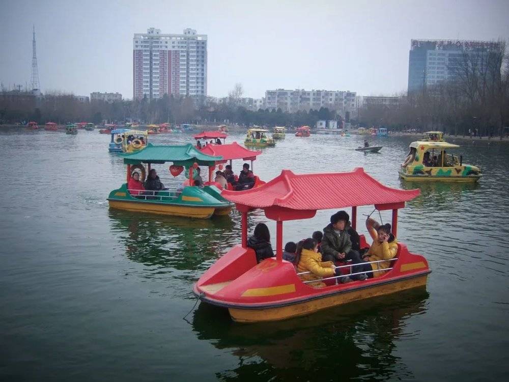 △2012年，人们在公园里乘游船。<br>
