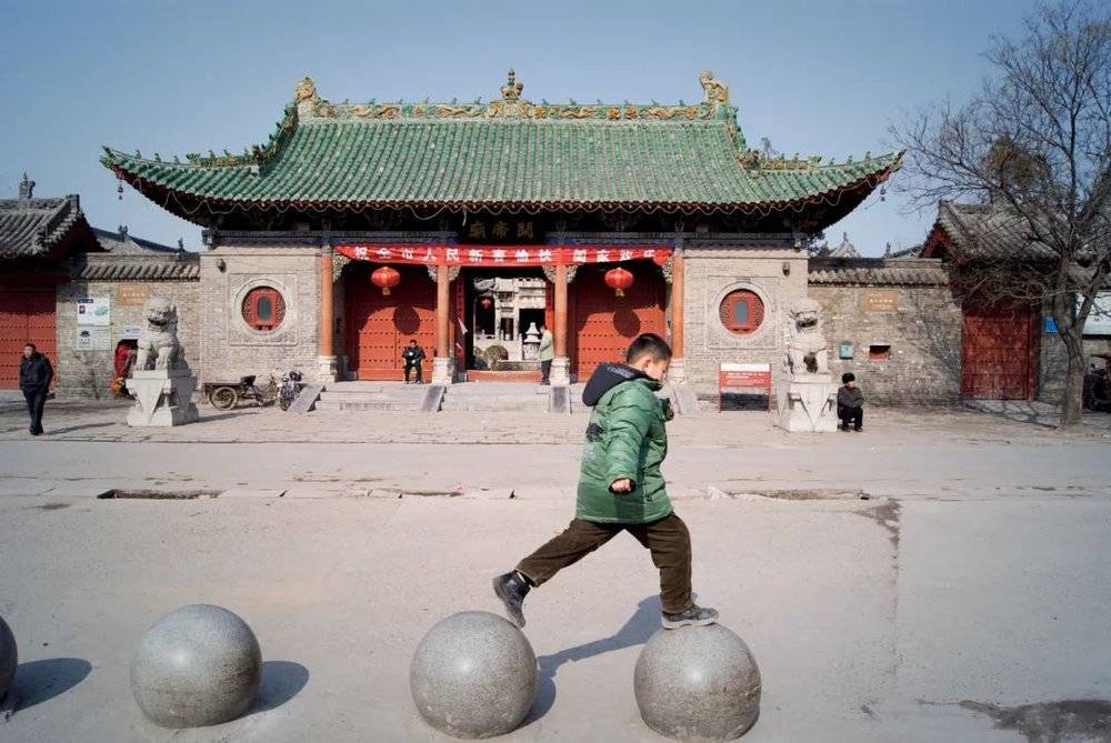 △一个孩子在关帝庙前广场上玩耍。这里原是三陕商务会馆，建于光绪33年。