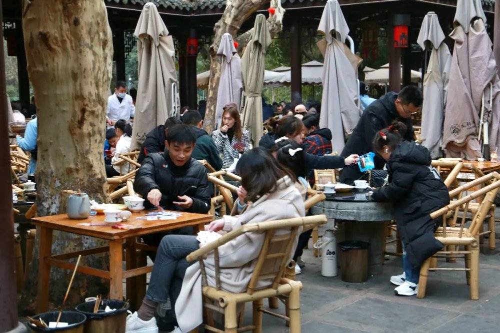 成都人民公园里的鹤鸣茶社，成了很多外地游客必打卡之处。/邓桑榆 摄<br>