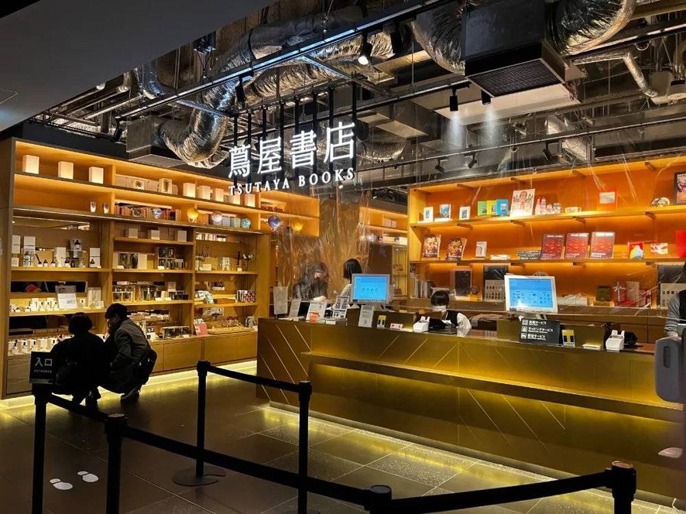 银座GINZA SIX的茑屋书店，如果不说，你能发现那层透明隔板吗