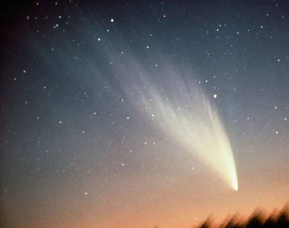 1975年8月10日拍摄的威斯特彗星，此时彗星正处于亮度峰值 | J. Linder/ESO<sup label=图片备注 class=text-img-note> [5]</sup><br label=图片备注 class=text-img-note>