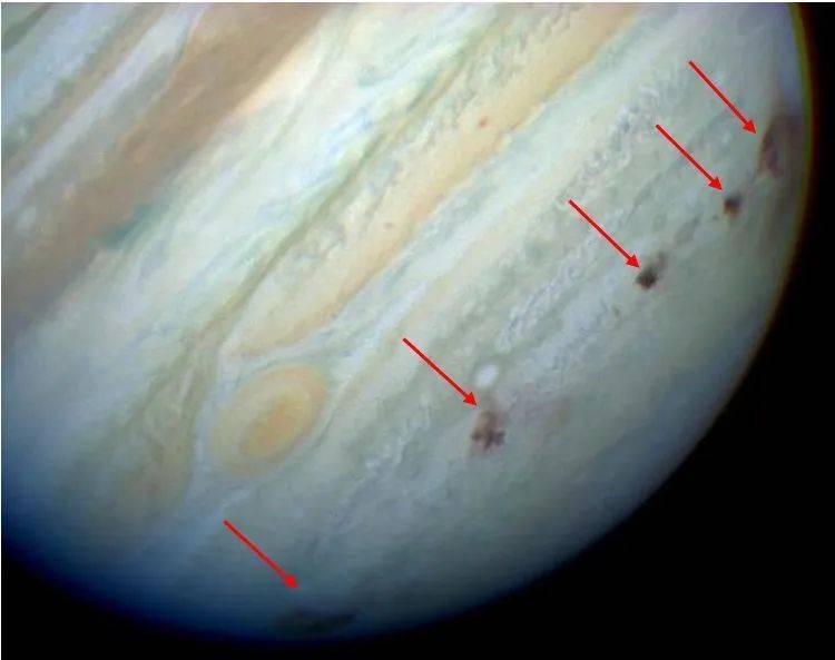 彗木撞击在当时的木星表面留下的褐色“疤痕”（红色箭头处） | NASA<br label=图片备注 class=text-img-note>