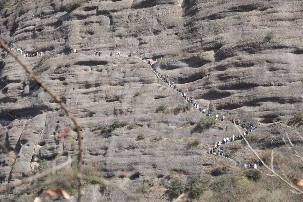 1月28日，长假已经结束，但剑门关景区内的悬崖绝壁上，游客仍排成“长蛇阵”等待上山。摄影：余乐