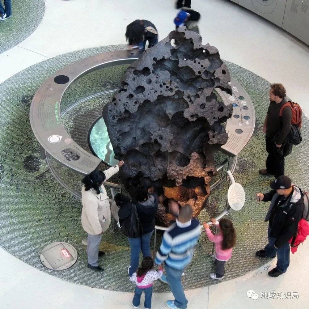铱是地球地壳中最稀有的元素之一，高浓度的铱几乎可以确定是小行星带来的（世界上第六大的陨石，图：维基百科）