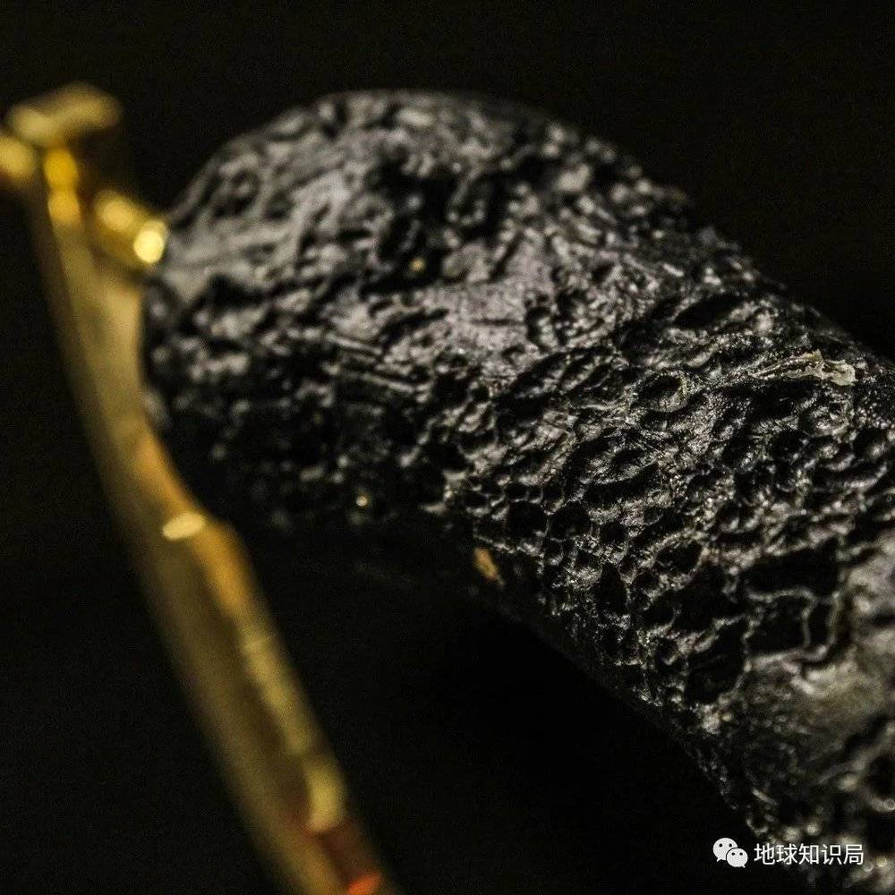 小行星撞击到地面后溅射的残骸快速冷却，就形成了外表和黑曜石很相似的玻璃陨石（图：Flickr）