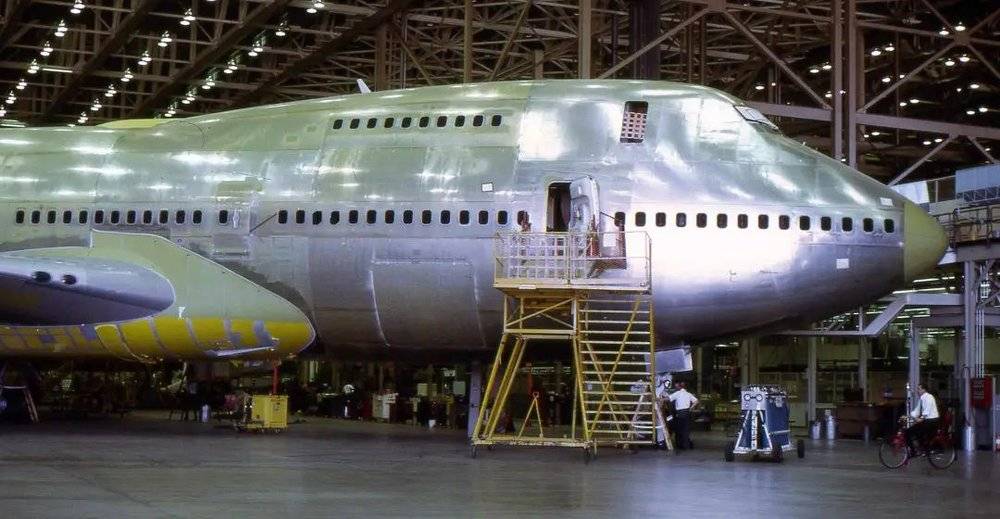 1972年，一架正在组装的波音747-200.<br>