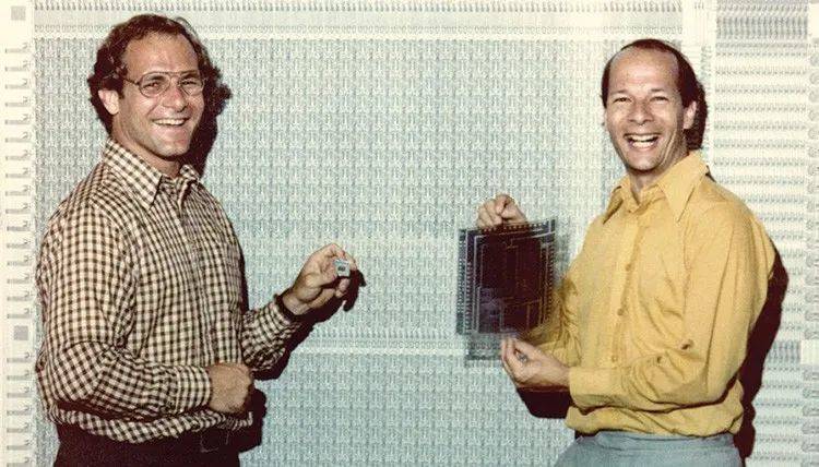 David Patterson（左）和Carlo Séquin，1981年  图片来自：berkeley.edu