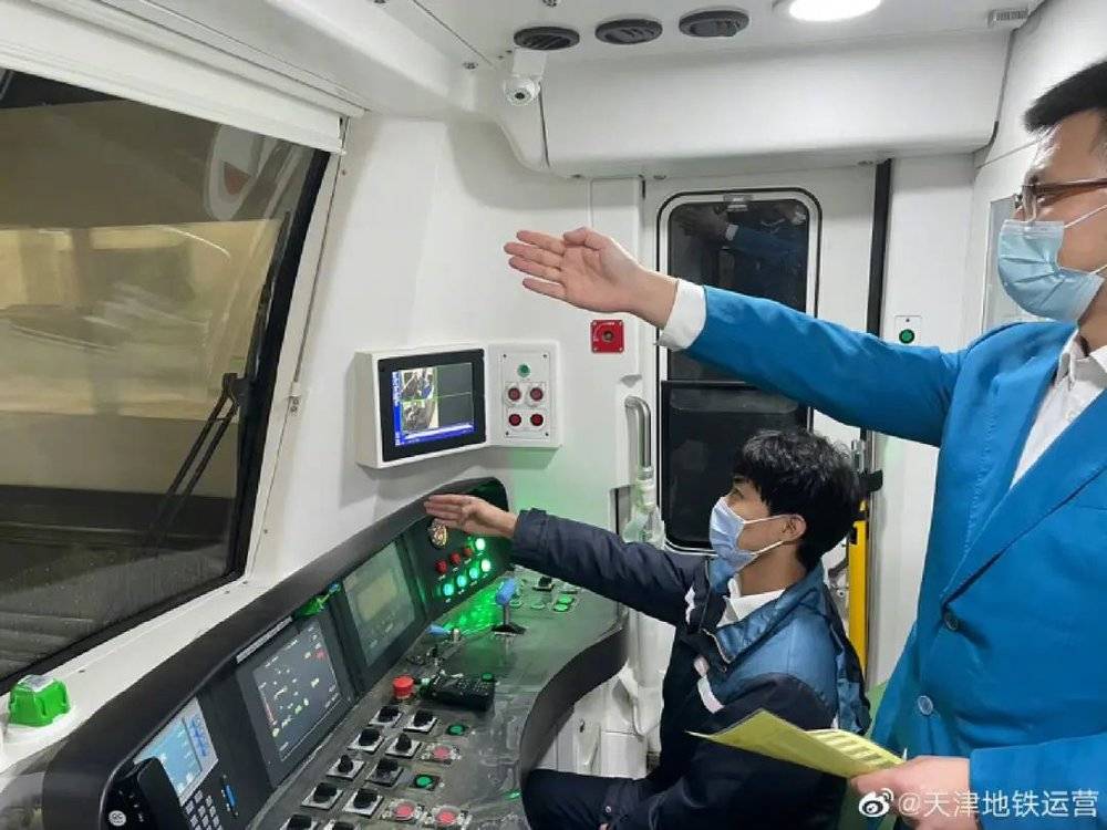 天津地铁官方账号发布的驾驶室内景
