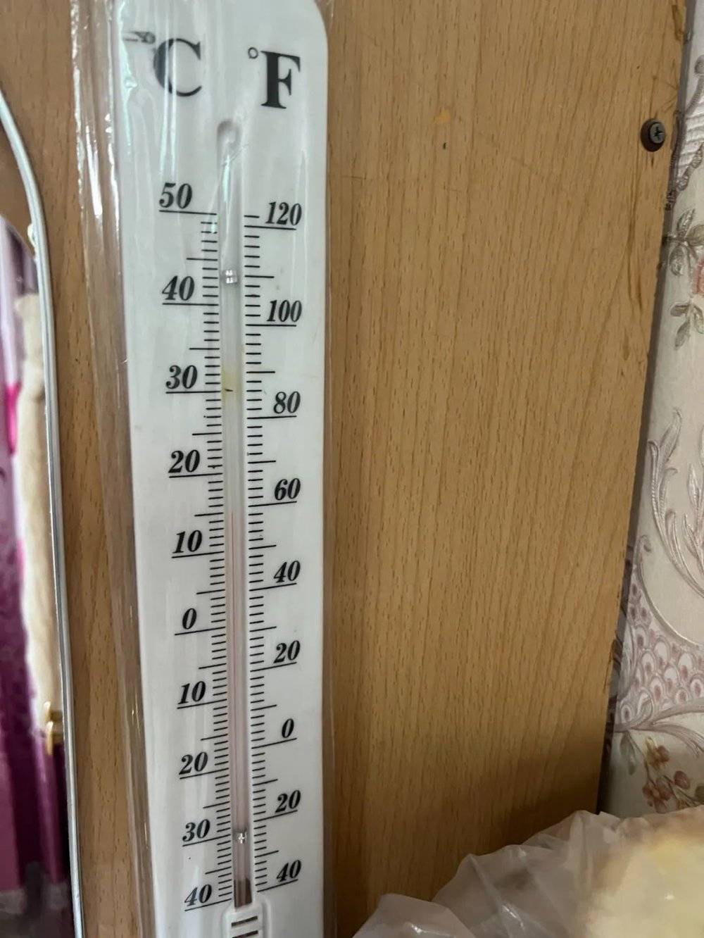 2023年1月9日，河北邯郸某村民家中已经恢复用气，午后开启采暖炉室温15度，当日邯郸天气-4度到8度。韩舒淋/摄<br>