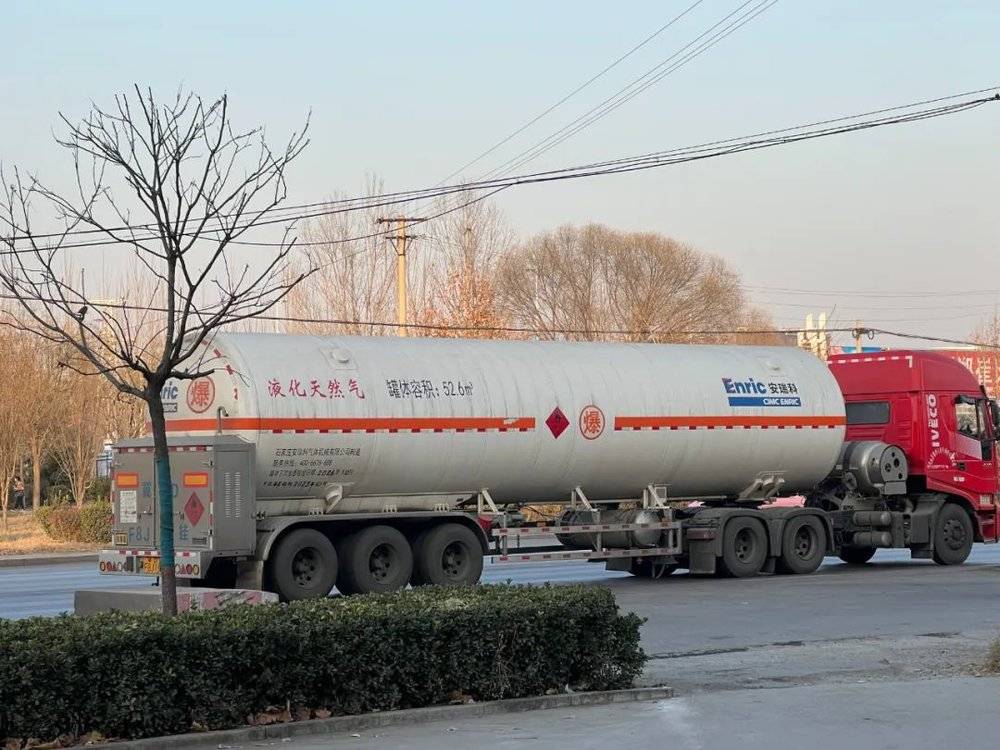 2023年1月，邯郸郊外运输LNG的槽车 韩舒淋/摄<br>