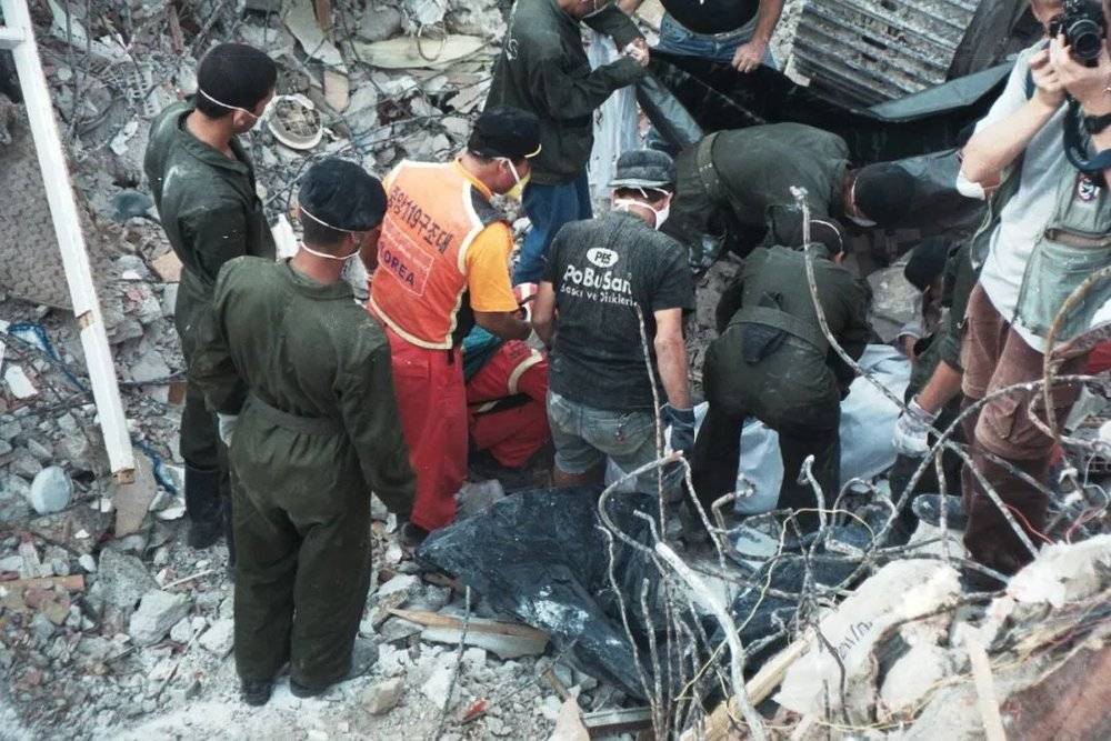 1999年土耳其地震救援现场。/Wiki<br>