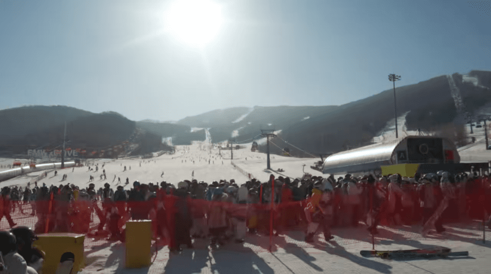 ▲春节期间松花湖滑雪场游客爆棚场面。（梁贝供图）