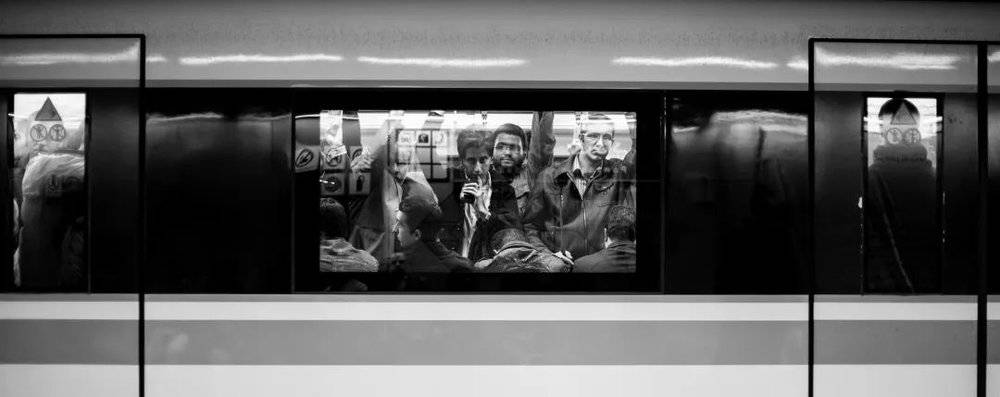 德黑兰的地铁中，有男人和女人分别的车厢；等地铁时，一个男人在车厢里注视着我