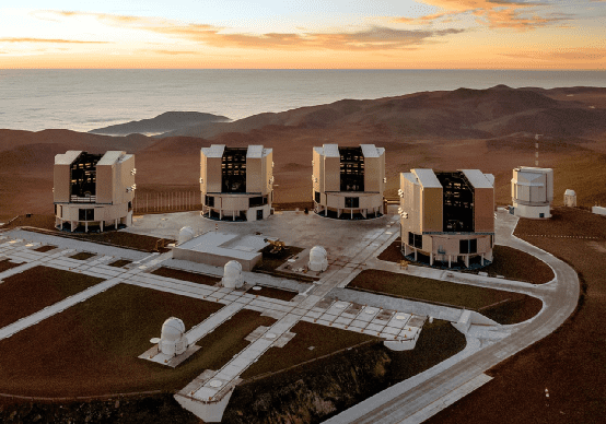 图注：VLT的这4台口径8.2米的望远镜可单独使用，也可以组成光学干涉仪增加有效口径，提高分辨率。<br>