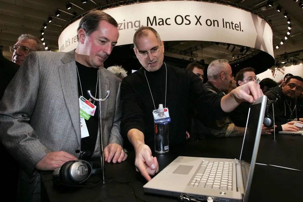 Jobs 与初代采用 Intel 芯片的 MacBook Pro 图片来自：TIME<br>
