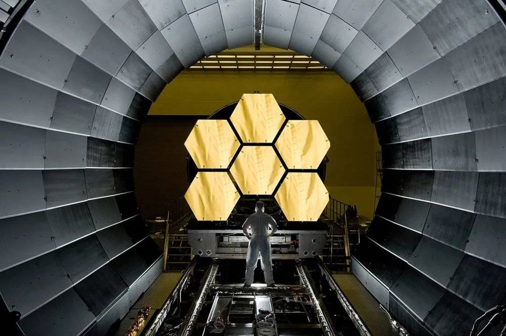 詹姆斯·韦布太空望远镜（James Webb Space Telescope）的6.5米主镜片（图中展示了18片镜片中的6片）可以探测数十亿光年外的物体。资料来源：NASA/MSFC/David Higginbotham<br>
