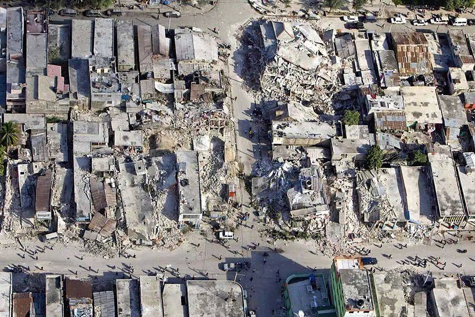 海地地震第二天，航拍震后太子港。