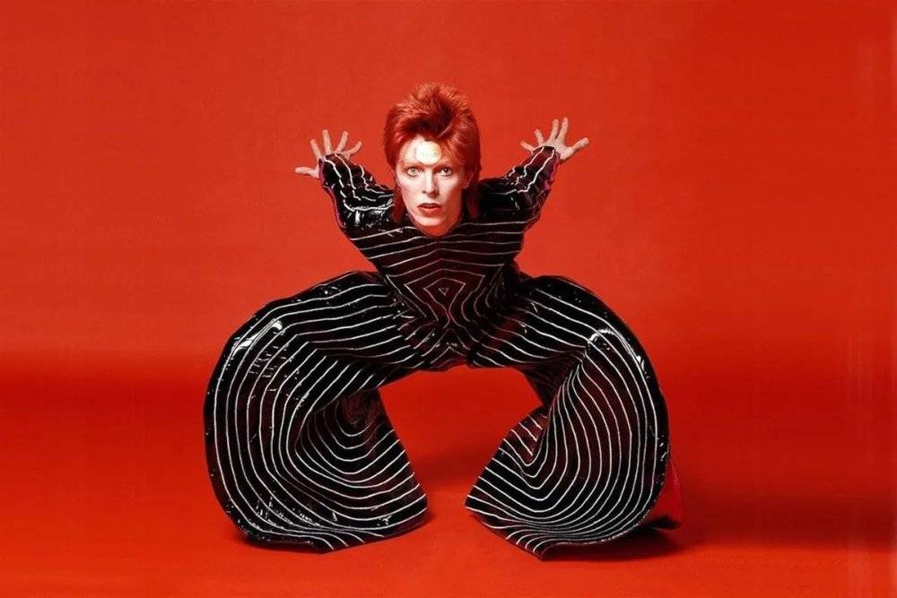 沉浸体验：大卫·鲍伊（David Bowie）为专辑Ziggy Stardust构建了整套的人物、故事、背景和造型，并在随后的宣传、演出中保持“角色扮演”