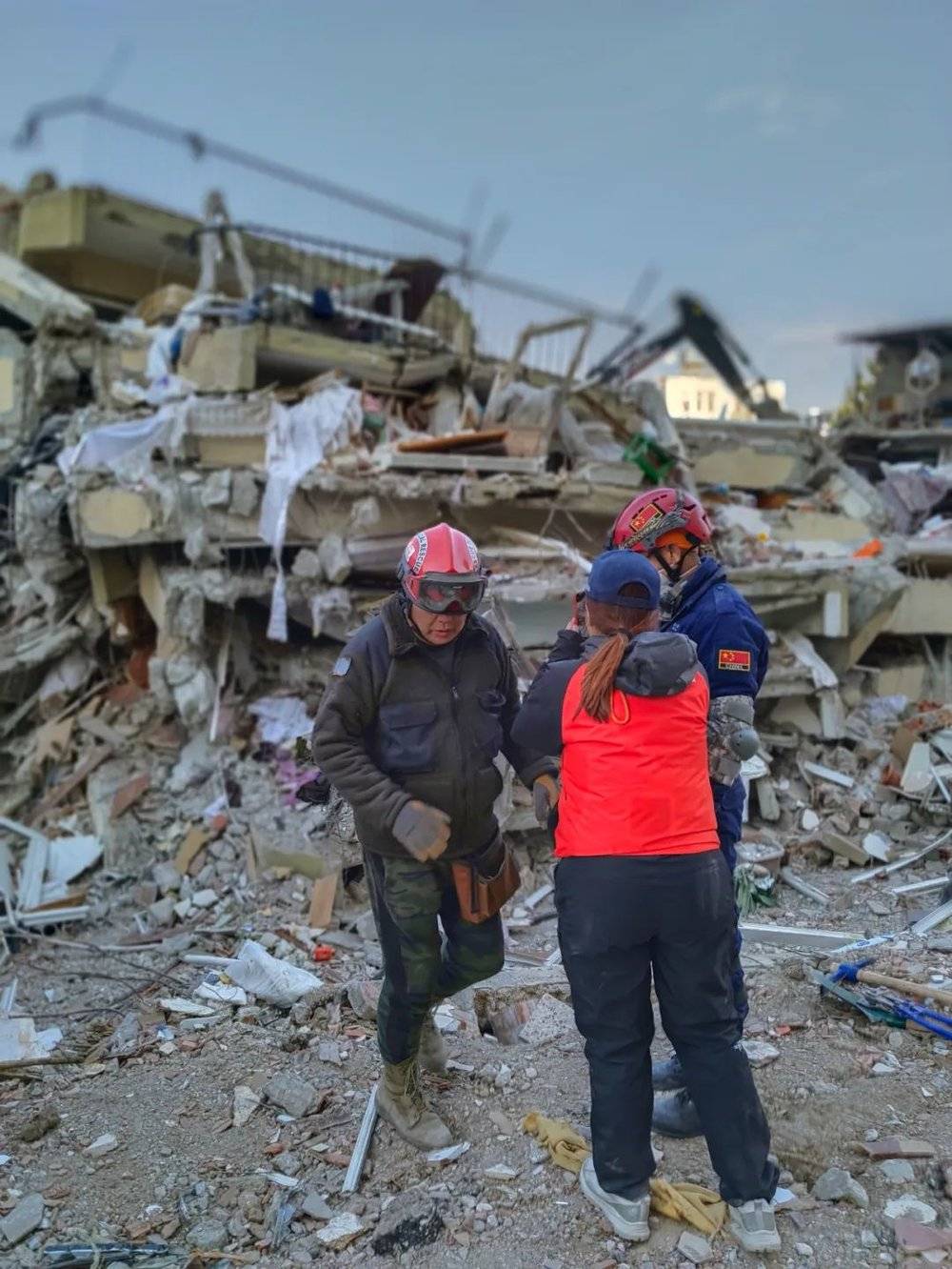 中国救援人员正在查看一处房屋的受损程度。（拍摄：陈龙）<br>