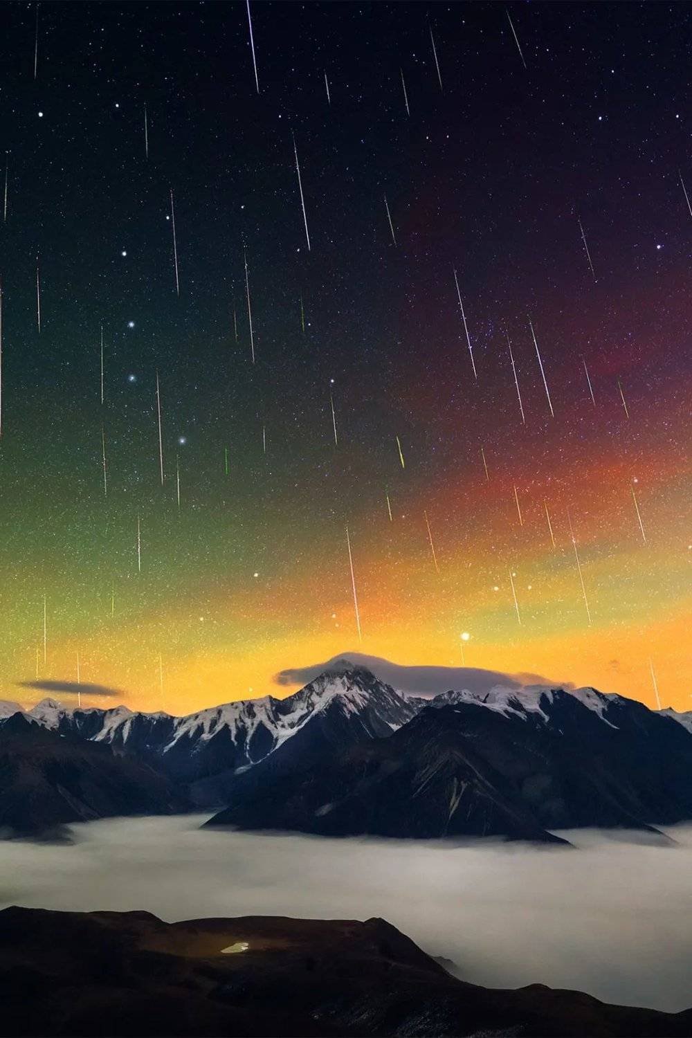 在四川甘孜子梅垭口贡嘎雪山，拍摄到的双子座流星雨。摄影/匡葳<br>