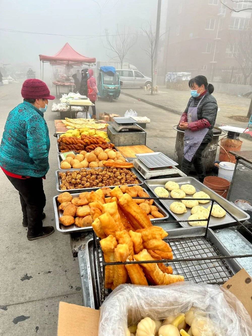 集市上的早餐令人食欲大开。（摄影：时代周报记者 刘沐轩）