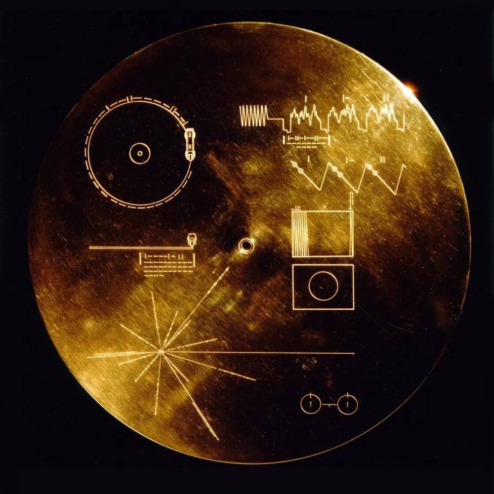 旅行者号搭载的金唱盘盘面。来源：NASA<br>
