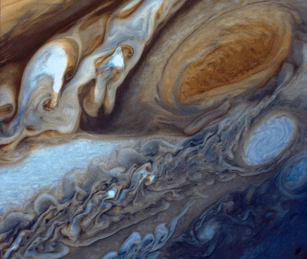 旅行者号拍摄的木星大气层中的精细结构。来源：NASA