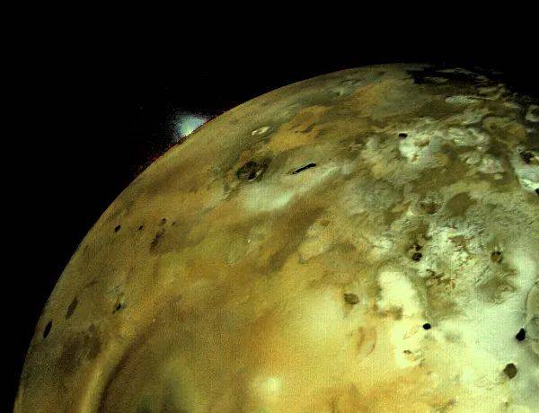 旅行者号拍摄的木星卫星上的火山活动。来源：NASA<br>