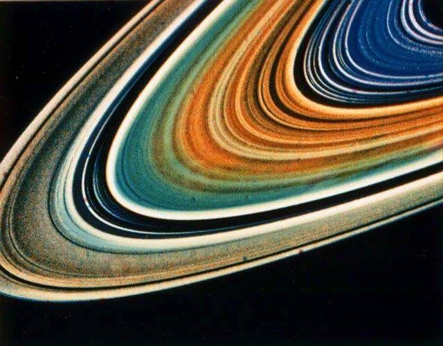 旅行者号拍摄的土星环伪彩色照片。来源：NASA