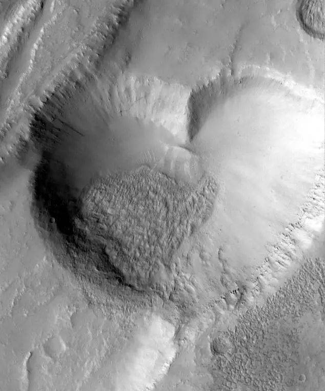 火星上的心形撞击坑，由火星全球勘测者（MGS）飞船拍摄。来源：NASA